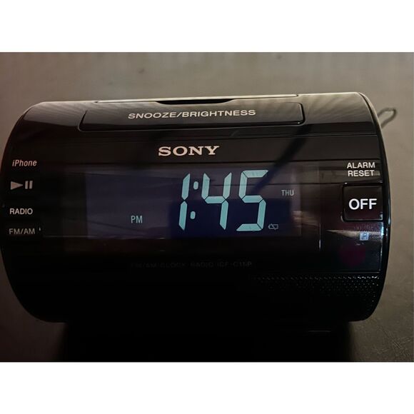 Sony Alarm Clock Speaker with Iphone Lighting dock, & Radio FM/AM - Picture 1 of 3